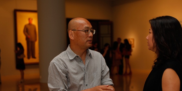 泰康空间艺术总监唐昕女士（右）和当代艺术家张晓刚先生（左）