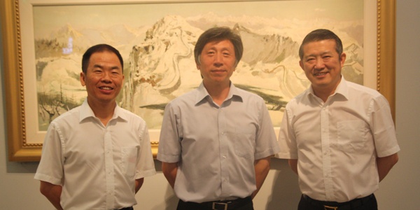 泰康人寿董事长陈东升先生（右），中国美术馆馆长范迪安先生（中）以及泰康人寿副总裁邱希淳先生（左）合影