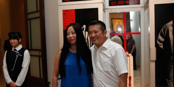 泰康人寿董事长陈东升先生（右）和当代艺术家肖鲁女士（左）合影