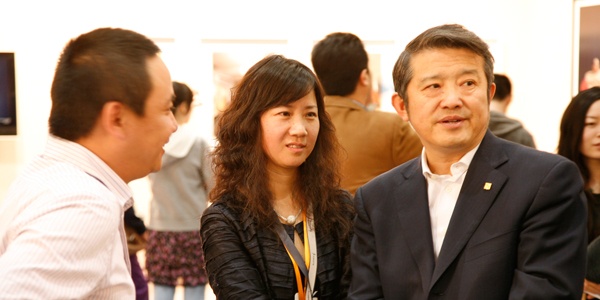 泰康人寿董事长陈东升先生（右）和泰康空间艺术总监唐昕女士（左）